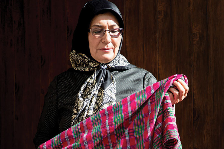 طاهره کرامتی متولد ۱۳۴۸ در یکی از روستا‌های اسفراین به دنیا آمده است. او از وقتی چشم باز کرد مادرش را یا پشت دار قالی دید یا در حال فرت‌بافی. حالا این بانوی هنرمند محله مشهدقلی از فراز و نشیب زندگی‌اش می‌گوید