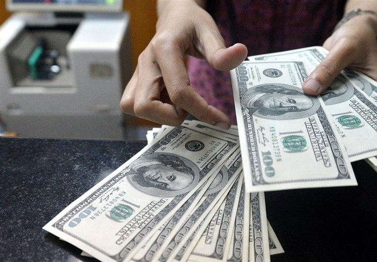 تقویت گمانه‌ها درباره پیروزی جو بایدن در روز پنجشنبه ۱۵ آبان موجب ریزش ۴ هزار تومانی قیمت دلار در بازار آزاد ایران شد. اکنون که پیروزی بایدن در انتخابات ریاست جمهوری آمریکا توسط رسانه‌های معتبر تایید شده انتظارات برای ریزش نرخ دلار افزایش یافته است، اما قیمت دلار چقدر خواهد شد؟