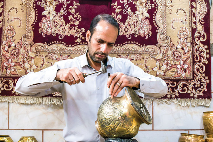 در محدوده سیس‌آباد و جاده سیمان، ۲۰۰ کارگاه سماورسازی وجود دارد. در کنار این صنف بزرگ، صنفی مکمل وجود دارد که به‌نوعی هنر و صنعت را با هم ترکیب کرده و سماور‌های اولیه را به صورتی هنرمندانه و موردنظر خریداران به طرح و نقش‌های ایرانی قلم‌زنی می‌کنند و محصولی فاخر به بازار ارائه می‌دهند.