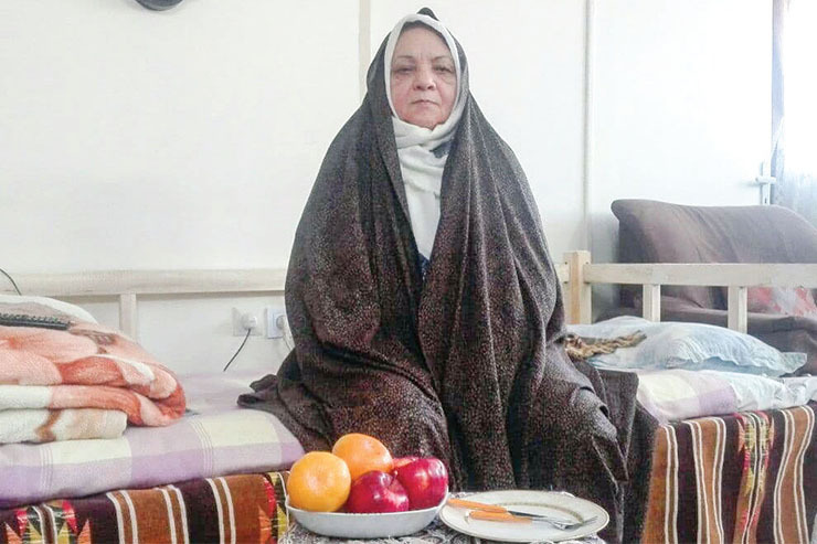معصومه میکده از ملا‌های قدیمی محله وحید است که خیلی‌ها را قرآن‌خوان و سواددار کرده است. تاریخ شناسنامه‌اش به سال ۱۳۲۵ برمی‌گردد. بیماری از عید او را زمین‌گیر کرده است. سکته مغزی حرکت قسمتی از بدن را سست کرده است. با این حال، هنوز دوست دارد کلاسش دایر باشد و درس بدهد.