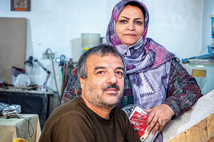 زوج کارآفرین مهرآبادی که خانه‌شان را کارگاه کرده‌اند و انسان‌های زیادی را زیر پر و بالشان گرفته‌اند، حتی در همین اوضاع عجیب‌وغریب کرونا و طلا و دلار و سقوط و صعود همه‌چیز که کمر تولیدی‌های بسیاری را شکسته است.