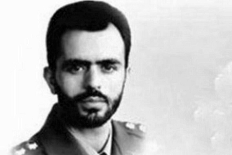 محمدجعفر نصراصفهانی، فرزند تقی، روز دهم شهریور‌۱۳۳۹ در محله منارجنبان اصفهان به دنیا آمد. تحصیلات خود را تا اخذ دیپلم متوسطه در رشته ریاضی در اصفهان ادامه می‌دهد و ازآنجاکه عکاسی می‌داند، یک لابراتوار عکاسی در منزل دایر می‌کند برای تکثیر عکس‌های امام (ره) و تصاویر تظاهرات مردمی.