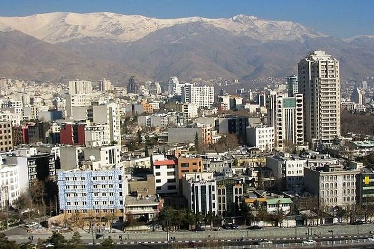 تحقیقات میدانی از برخی فایل‌های عرضه‌شده مسکن در فضای مجازی نشان می‌دهد در شرایطی که بسیاری از مالکان و دلالان تا چند روز پیش حاضر به فروش ملک خود نبودند و سودای سود بیشتر را در سر می‌پروراندند، حالا از بیم ضرر‌های چند صد میلیون تومانی و حتی چند میلیاردی، واحد‌های خود را به‌صورت یکجا عرضه می‌کنند، به‌طوری که فروشندگانی که در فروش ملک خود به‌واسطه کاهش انتظارات تورمی تعجیل می‌کنند، قیمت‌های پیشنهادی را بین ۱۵ درصد تا ۳۲ درصد کاهش داده‌اند.