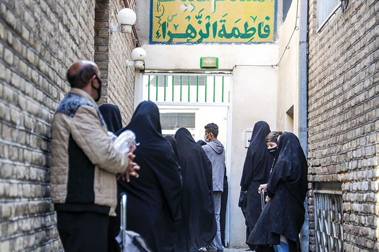 در کوچه سجادی که یک سوی آن تابلوی دانشگاه ۸ دارد و سوی دیگرش امام خمینی (ره) ۵ خیریه «سادات بیت‌الزهرا (س)» قرار دارد. این خیریه که یکی از همین مراکزی است که برای کمک به نیازمندان واقعی تلاش می‌کند. خیریه‌ای خوشنام که ۲۴ سال از زمان تأسیسش می‌گذرد.