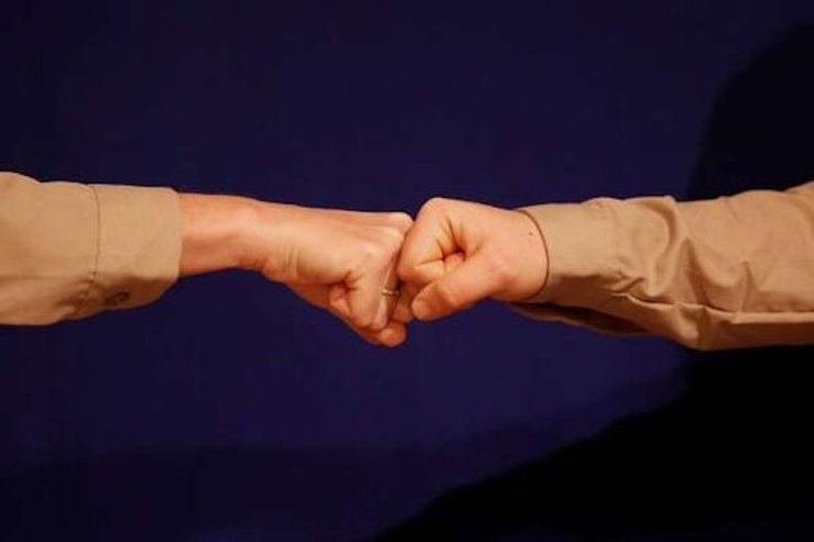عضو ستاد ملی مقابله با کرونا با بیان اینکه در پی شیوع کرونا برخی زدن مشت‌ها و آرنج‌ها به یکدیگر را جایگزین دست دادن کرده‌اند، گفت: این دو حرکت بسیار اشتباه است و باعث انتقال ویروس کرونا می‌شود.
