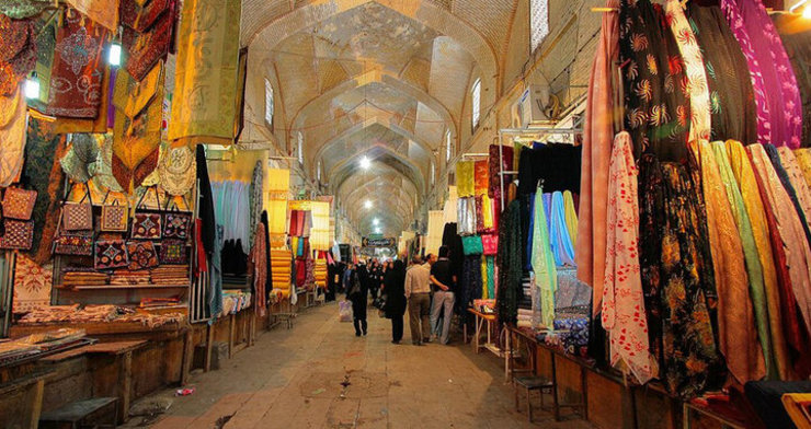 در پی نوسان‌های قیمت دلار در روز‌های گذشته که بازار‌های مختلف را به‌شکل جدی تحت‌تأثیر قرار داد، نایب رئیس اتاق اصناف مشهد اعلام کرد: کمبود کالا نداریم، اما در این شرایط برخی تأمین‌کنندگان کالا در تهران از عرضه خودداری می‌کنند و این مسئله تعادل عرضه و تقاضا را به هم می‌زند و موجب افزایش قیمت آن کالا می‌شود.
