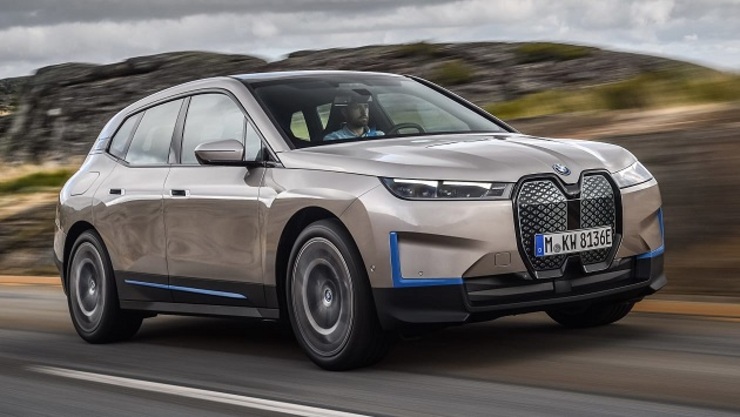 شاسی بلند برقی BMW iX با برد حرکتی ۶۰۰ کیلومتر و قدرت ۴۹۶ اسب بخار، به طور رسمی طی یک مراسم آنلاین توسط کمپانی آلمانی ب ام و رونمایی شد.