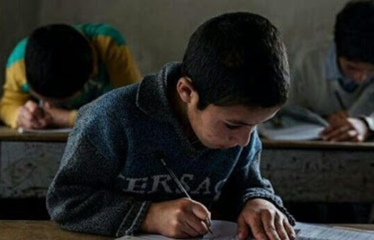 سجاد، دانش‌آموز پایه چهارم ابتدایی سردشت خوزستان با ۱۵ هزار تومان اسکناس می‌رود دم در خانه همسایه و به ازای این پول هر بار یک ساعت اجازه پیدا می‌کند آخرین درس‌هایی که معلم داده را ببیند و جزوه و تکلیفش را بنویسد.