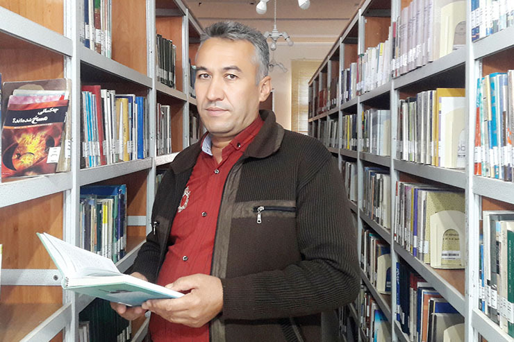 به مناسبت روز کتاب و کتاب‌خوانی راهی یکی از مجهزترین کتابخانه‌های منطقه در شهرک طرق شدیم تا از مکانی که به همت یک خیر در سال ۸۲ بنا شده و همچنین حسین قربانی، مدیر باسابقه آن که به‌شدت دل‌تنگ روز‌های حضور در کتابخانه و میزبانی از مراجعه‌کنندگانش است، گزارش تهیه کنیم.