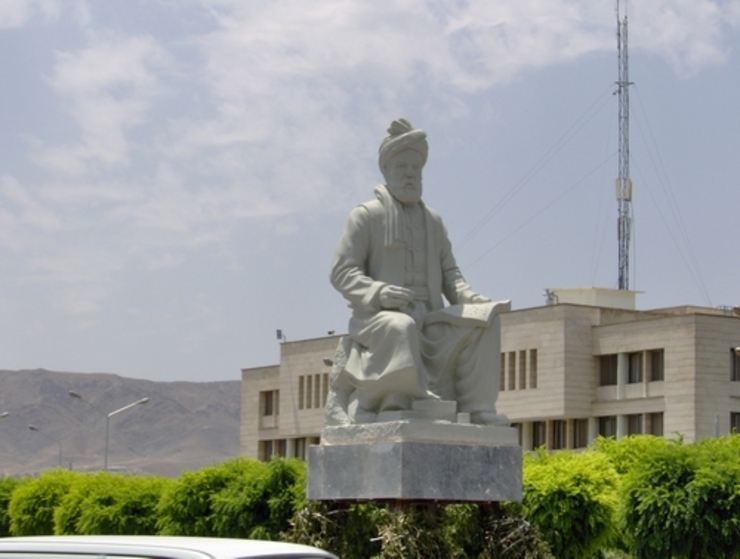 مجسمه فردوسی که قرار بود در میدان علوم دانشگاه فردوسی مشهد نصب شود به پارک جنگلی طرق انتقال یافت.