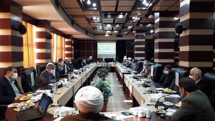 مشاور وزیر و مدیر کل اطلاعات خراسان رضوی در نشست با مدیران فرهنگی استان، فرهنگ را نخ تسبیح فعالیت‌ها و تحولات کشور عنوان و تأکید کرد: هر مجموعه‌ای اگر فرهنگ را حفظ نکند، به سقوط کشیده می‌شود، لذا نباید اجازه داد از فرهنگ سنگری علیه نظام ساخته شود.