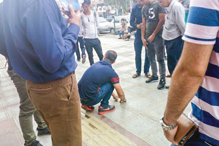 یک روز از گشتن ما در جهان قمار‌ها و قماربازها، در یکی از محله های مشهد می‌گذرد. با وجود تلاش مستمر شهرداری مشهد و نهاد‌های مختلف برای برچیدن بساط قمار‌های شهری از این منطقه، میل ریشه‌دار معدود افراد محلی و غیر‌محلی به تیله‌بازی و خط‌بازی و بیخ‌دیواری، از سالیان بسیار دور همچنان در برخی محله‌های خاکی اینجا به چشم می‌خورد.