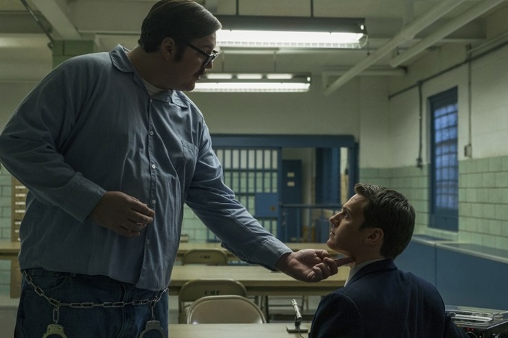 «شکارچی ذهن» Mindhunter ما را به دهه ۷۰ میلادی می‌برد، زمانی که مؤسسان اصلی واحد تحقیقات علمی‌رفتاری اف‌بی‌آی با همکاری یک روان‌شناس با قاتلان سریالی گفت‌وگو می‌کنند تا طرز فکر آنان را بفهمند. باید این سریال را انجمن پسر سم، بی‌تی‌کی، منسون و دیگران بدانیم.