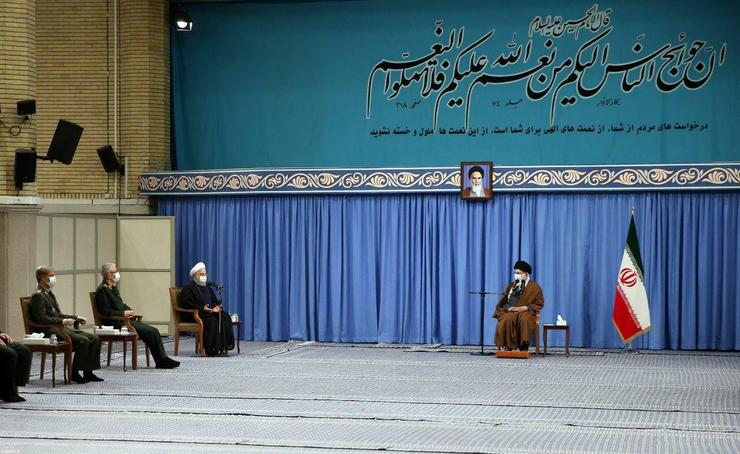 رهبر معظم انقلاب اسلامی با انتقاد شدید و صریح از اقدام برخی‌ها در برخورد با دولت و رئیس جمهور و هتک حرمت ایشان، گفتند: هتک حرمت حرام است و انتقاد با هتک حرمت تفاوت دارد، ضمن اینکه امروز کشور بیش از هر زمان دیگری به همکاری و اتحاد و انسجام نیاز دارد.