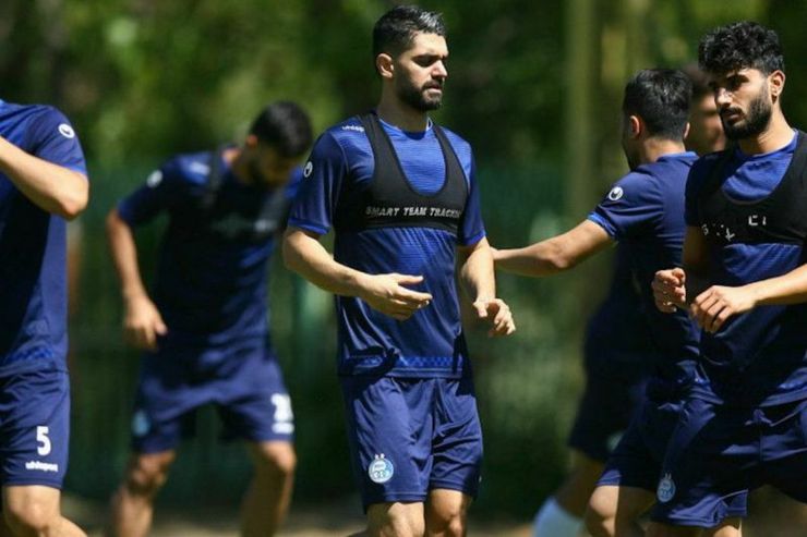 بعد از پیوستن محمد نادری به استقلال برخی نزدیکان باشگاه پرسپولیس به سران باشگاه خود پیشنهادداده اند در ازای این شکست نقل و انتقالاتی باب مذاکره با علی کریمی را باز کنند.