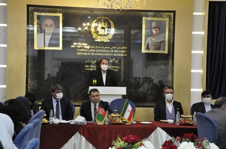 مدیر کل امور اتباع و مهاجران خارجی استان خراسان رضوی با بیان اینکه اداره اتباع ۵۰۰ دستگاه تبلت بین دانش‌آموزان نیازمند مهاجر توزیع کرده است، گفت: ۵۸هزار دانش‌آموز مهاجر افغانستانی در مدارس استان مشغول به تحصیل هستند و فرصت ثبت‌نام دانش‌آموزان بدون مدرک مهاجر تمدید شده است.
