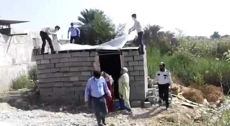 یک زن سرپرست خانواده بعد از حمله عوامل شهرداری بندرعباس و تخریب آلونک او دست به خودسوزی زد و به بیمارستان منتقل شد. انتشار فیلم حمله و برخورد بد عوامل شهرداری بندرعباس با این خانواده در فضای مجازی، با واکنش‌های زیادی روبه‌رو شد.