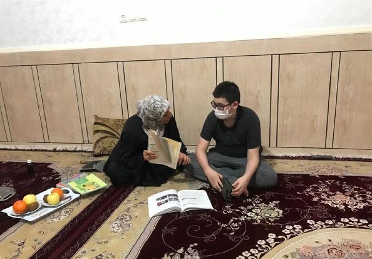 شاید مادرانی هستند که علاوه بر خانه‌داری و وظایف مادرانه که به خودی خود و حتی در موقعیت عادی زندگی می‌تواند بسیار فرساینده باشد، وظیفه تدریس و پیگیری تحصیلی فرزندان را هم ناخودآگاه به دوش می‌کشند و نقش معلمی را نیز که نمی‌تواند از نزدیک با کودکان و نوجوانان ارتباط شاگرد و معلمی برقرار کند ایفا می‌کنند.
