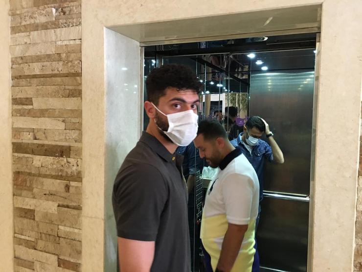 باشگاه استقلال در اقدامی بحث برانگیز در ماه‌های اخیر اقدام به عقد قرارداد با بازیکنان در هتل آزادی کرده است. اخیرا نیز قرارداد نادری در یک شهرک صنعتی واقغ در شهر قزوین منعقد شده است!