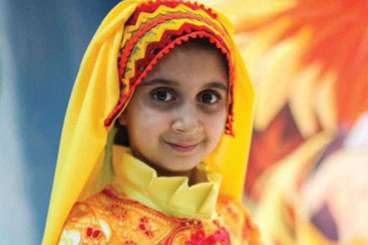 صنم علی‌نیا دانش‌آموز کلاس پنجم است. می‌گوید از ۲ سال پیش شاهنامه‌خوانی را آغاز کرده و امروز به عنوان شاهنامه‌خوان برتر دست یافته است. با او که گفتگو می‌کنم همه تلاشش را می‌کند از کلمات فارسی سره در کلامش بهره ببرد.