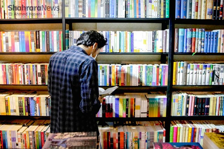به گفته تعدادی از فروشندگان کتاب در مشهد، فروش کتاب‌های حوزه روان‌شناسی، همچنان آمار بالایی دارد. به تعدادی از کتاب‌فروشی‌های مشهد در خیابان ابن‌سینا سری زده‌ایم و صحبت‌های فروشندگان کتاب را جویا شدیم که در ادامه می‌خوانید.