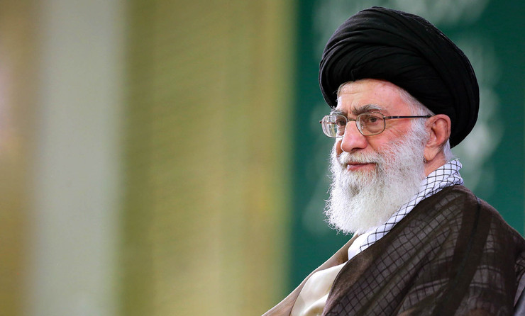 حمایت رئیس جمهور فرانسه از نشر کاریکاتوری توهین آمیز به پیامبر اسلام(ص) موجی از اعتراضات به امانوئل مکرون در پی داشته است. در همین راستا رهبر معظم انقلاب اسلامی نیز به این رخ داد واکنش نشان دادند.