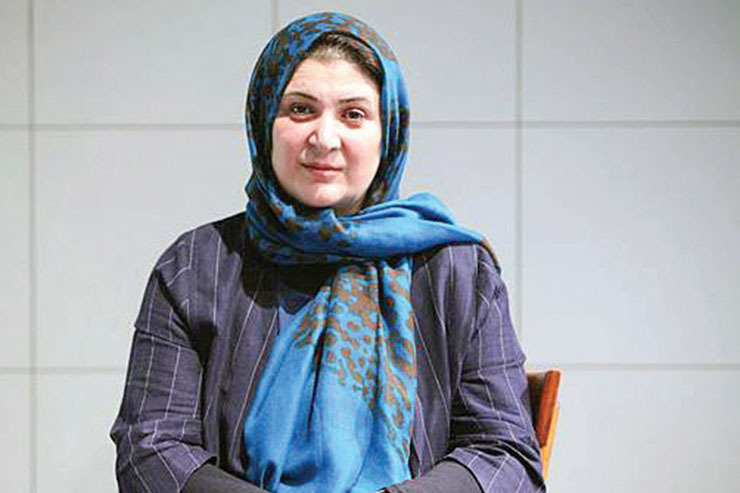 تماشای نمایش «اینجا کجاست»، تجربه جذابی است. بازیگری تنها و بی‌حضور هیچ‌کس دیگر، ایستاده بر صحنه‌ای در حال صحبت با موجوداتی است که آن‌ها را نمی‌بینیم.