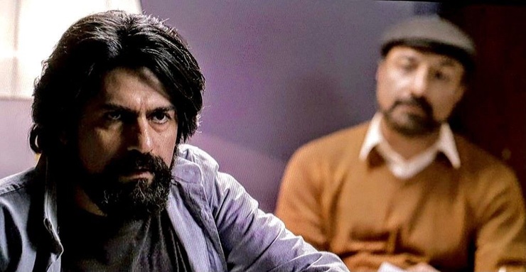 شباهت چهره «حجت طباطبایی» به «قیصر امین‌پور» از دلایل مهم انتخاب او برای بازی در فیلم «کوچه‌های خراسان» از مجموعه چهارقسمتی «روایت» بود. با اینکه یک هفته از ضبط کار گذشته است، هنوز حس‌وحال شاعرانه بازی در این فیلم برایش زنده است.
