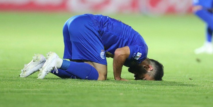 داریوش شجاعیان درجریان بازی تدارکاتی استقلال مقابل چوکا بار دیگر با مصدومیت از ناحیه همسترینگ مواجه شد. پزشکان فردا درباره میزان مصدومیتش نظر خواهند داد.