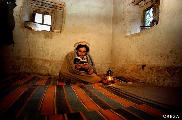 عاطفه طیّه یکی از مصاحبه کنندگان با هوشنگ ابتهاج در کتاب «پیر پرنیان اندیش» با انتشار پستی در صفحه اینستاگرام خود از علاقه احمدشاه مسعود به اشعار سیمین بهبهانی و نمود این اشعار در برخورد با همسرش «صدیقه مسعود» نوشته است.