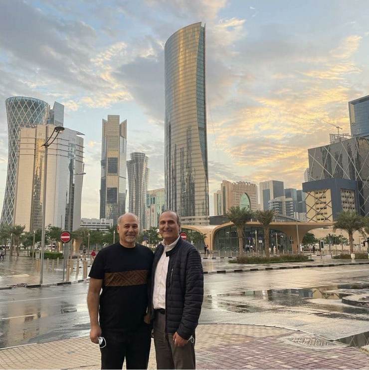 در‌حالی‌که مدیر تیم‌های ملی بسکتبال باید روی نیمکت باشد، در بازی مقابل سوریه گویا به او اجازه حضور روی نیمکت داده نشده است!