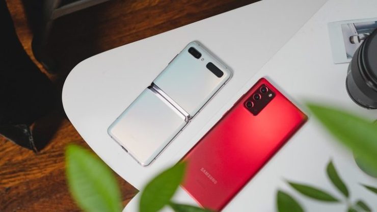 سامسونگ مدل 5G گلکسی نوت ۲۰ را در رنگ قرمز و مدل 5G گلکسی زد فلیپ را در رنگ سفید در بازار ایالات به فروش می‌رساند.