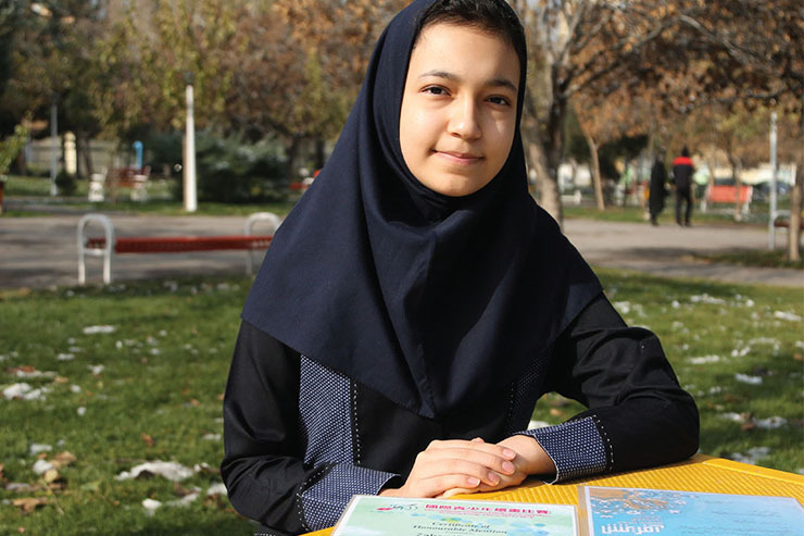 زهرا خبیری ۱۴ سال دارد. او عضو کانون پرورش فکری کودکان و نوجوانان و دانش‌آموز دبیرستان آرمیتا مصلی‌نژاد است. با این نوجوان هنرمند که در سال‌های ۹۷ علاوه بر موفّقیّت و درخشیدن در سایر رشته‌های هنری مثل خوش‌نویسی، قصّه‌گویی، پژوهش و مقاله‌نویسی و داستان، در سال ۹۸ نیز نشان طلای مسابقه‌ی بین‌المللی نقّاشی را به دست آورده است، گفتگو کرده‌ایم.