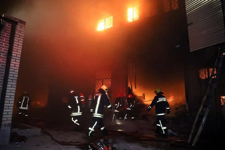 معاون عملیات آتش نشانی مشهد از عملیات نفسگیر ۱۰۰ آتش نشان برای مهار حریق مهیب کارخانه تولید شیر آلات بهداشتی در جاده مشهد به گلبهار در بامداد چهارشنبه ۱۲آذرماه خبر داد.