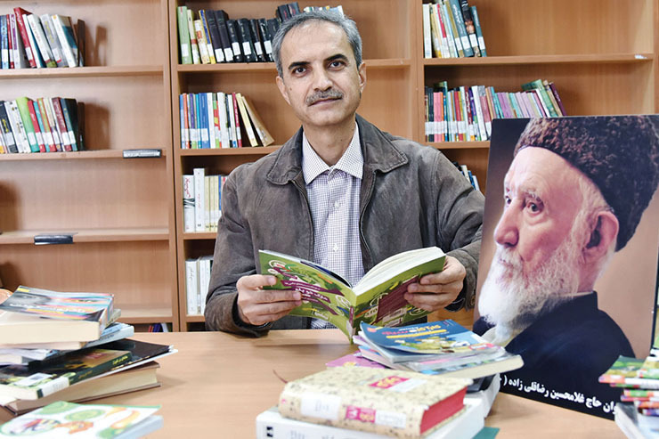 حسین‌علی رضاقلی‌زاده در این اندیشه بود که ۳ هزار جلد کتاب باقی مانده پدر را به چه نهادی اهدا کند. حدود ۲ هفته پیش، تماسی با اداره فرهنگی، اجتماعی شهرداری منطقه ۱۱ برقرار کرد و آن‌ها پیشنهاد اهدای کتاب به زندان مشهد را مطرح کردند.