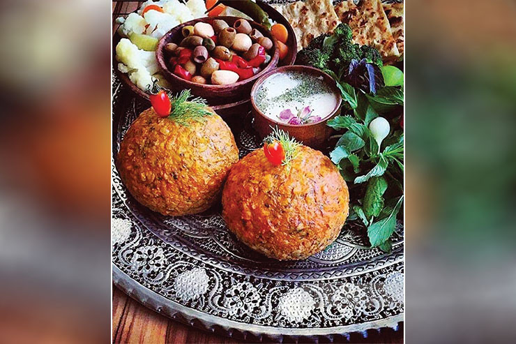 اگر دوست دارید تاریخ یکی از غذا‌های اصیل ایرانی را بشناسید و در دل این تاریخچه بفهمید که فوت نهایی پختن کوفته چیست و چرا بیشتر آشپزان پس از طبخ این غذا خسته و کوفته به کوفته‌های وارفته داخل دیگشان نگاه می‌کنند، این مطلب را از دست ندهید.