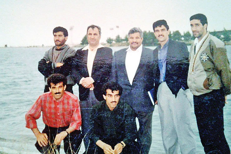 عکس یادگاری چند تن از بازیکنان تیم فوتبال پیام گچ مشهد در کنار دریاچه ورزشگاه آزادی تهران را مشاهده می‌کنید.
