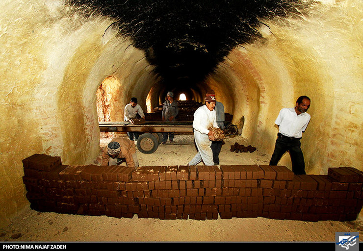 دریافتی برخی کارگران در سراسر جهان، از حداقل دستمزد تعیین‌شده در کشور‌های خود کمتر است. آن‌ها معتقدند با این دستمزد از تأمین حداقل‌های زندگی محروم هستند.