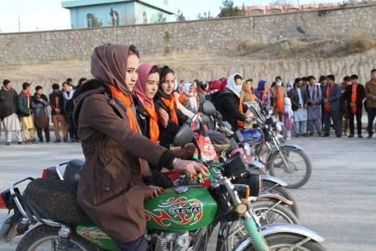 اولین دوره مسابقات موتورسیکلت سواری دختران در ولایت دایکندی در مرکز افغانستان برگزار شد. پیام این دختران موتور سوار محو خشونت علیه زنان بوده است.