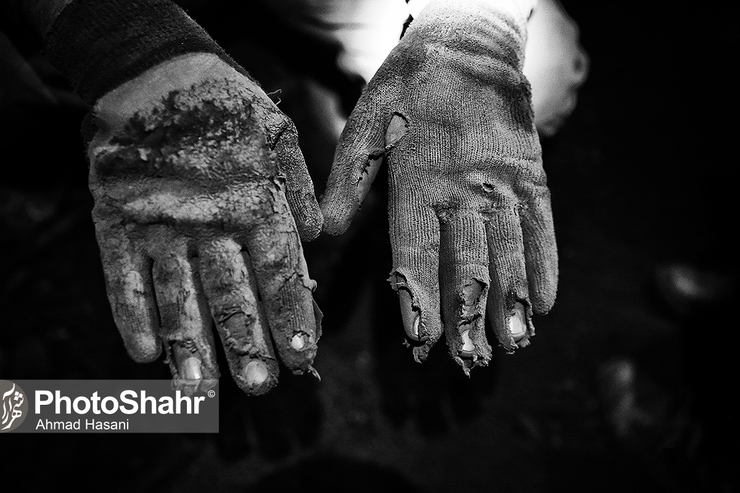 بیمه شدگانی که حداقل ۲۰ سال سابقه کار متوالی یا ۲۵ سال سابقه کار متناوب و پرداخت حق بیمه در کار‌های سخت و زیان آور را دارا باشند، بدون شرط سنی می‌توانند درخواست بازنشستگی از سازمان تامین اجتماعی نمایند.