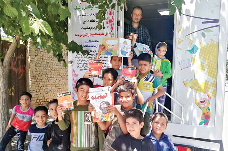  شهریور سال ۹۷ اولین کتابخانه سیار به همت خیران مشهدی در این شهر با نام «شهید ابوالفضل روشنک» برای چند محله که از نعمت کتابخانه ثابت بی‌بهره بودند، افتتاح شد و آن‌طور که مسئولان این کتابخانه می‌گویند، در مدت کوتاهی «کتاب» به یکی از علاقه‌های اصلی کودکان و نوجوان این محدوده‌ها تبدیل شد.