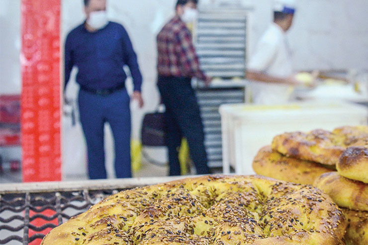 حدود ۲ ماه است با کم شدن چشمگیر ساعت کاری نانوایان به ویژه در سیدی شاهد تشکیل صف‌های طولانی آن هم در این ایام شیوع کرونا هستیم.