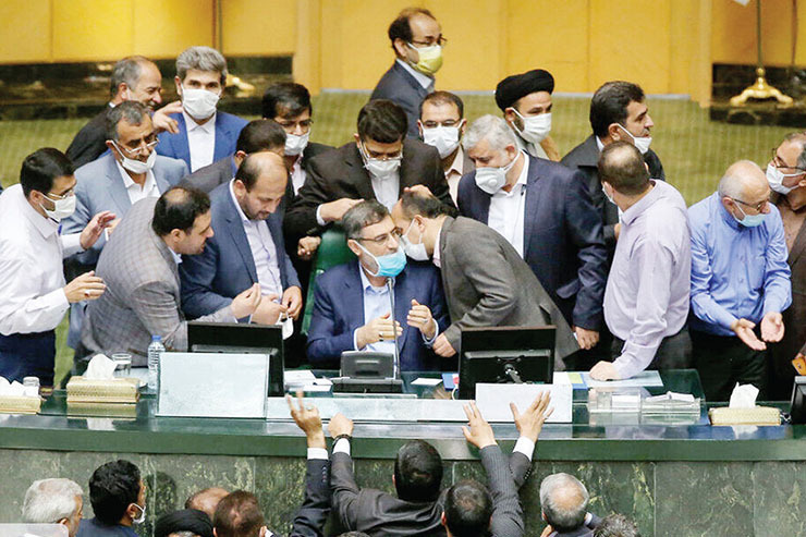 جلسه‌های علنی و کمیسیون‌های مجلس شورای اسلامی بدون رعایت مصوبات ستاد ملی مقابله با کرونا در زمینه محدودیت نفرات حاضر در فضای بسته، همچنان در‌حال برگزاری است.