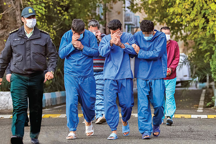 عاملان سرقت‌های تیزدستانه در آخرین اقدام مجرمانه خودشان در مشهد به دام افتادند.