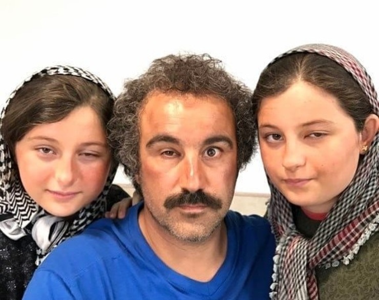 پایتخت ۷ بعد از حاشیه‌های فراوان، مدتی است به صدر اخبار فیلم و سریال‌های تلویزیونی بازگشته است. گویا قرار است چند بازیگر به تیم همیشگی پایتخت اضافه شوند و کاراکتر باباپنجعلی هم دوباره به سریال بازگردد. سروصدای بیشتر، اما متعلق بود به حذف دوقلو‌های پایتخت، یعنی سارا و نیکا.