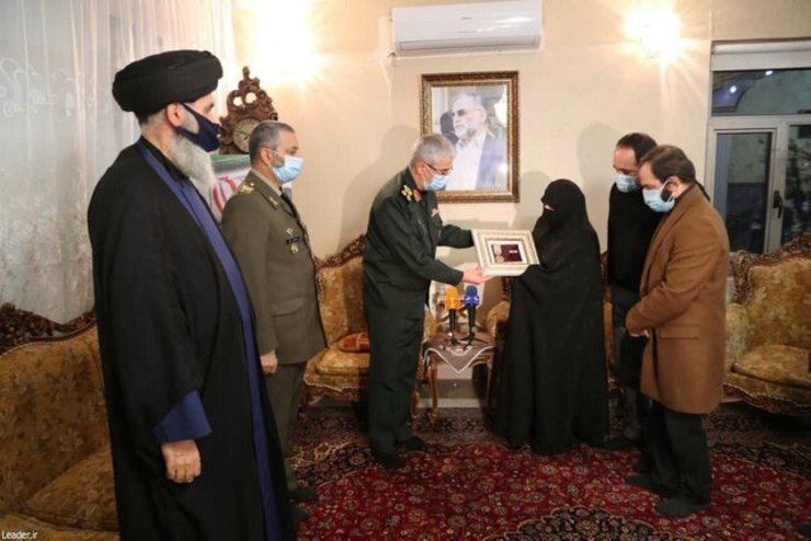 رئیس ستاد کل نیروهای مسلح نشان «درجه یک نصر» اهدایی فرمانده معظم کل قوا را به خانواده شهید فخری‌زاده تقدیم کرد.