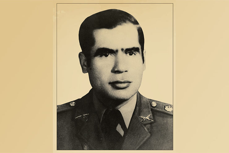 محمود منظم تولایی، دوم اردیبهشت سال ۱۳۱۴ در مشهد به دنیا آمد. در ده‌سالگى پدرش آقاغلامحسین را از دست داد. همین سبب شد وارد بازار کار شود و از کلاس چهارم به بعد، روز‌ها در چاپخانه کار کند و شب‌ها تحصیلش را ادامه دهد.