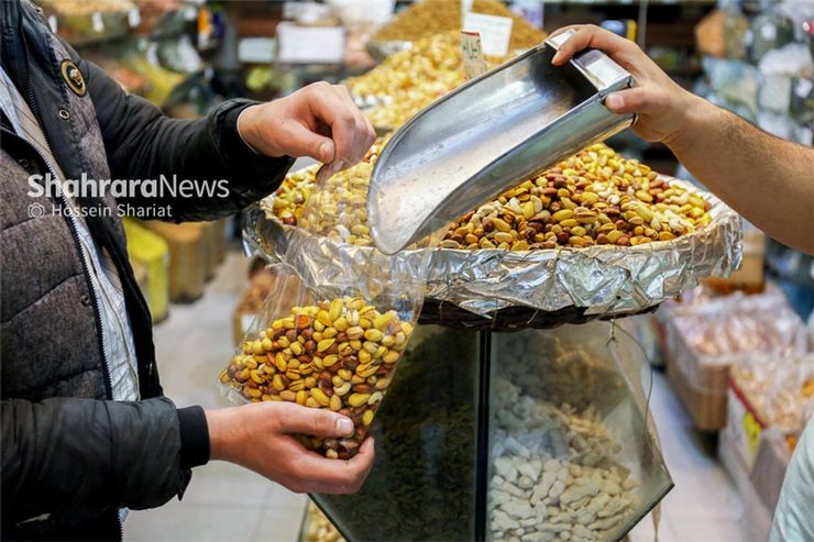 در آستانه شب یلدا فروش خشکبار و آجیل نسبت‌ به مدت مشابه پارسال ۷۰ درصد کمتر شده است.