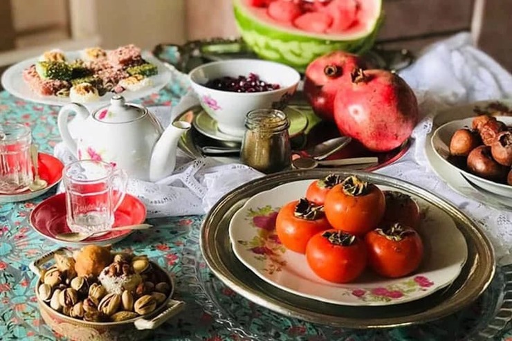 ۲ ماه بیشتر به یک‌سالگی کرونا در کشور نمانده و در این ۱۰‌ماه مردم یاد گرفته‌اند چطور با آن زندگی کنند. دورهمی‌های فامیلی و گپ و گعده‌های دوستانه آخر هفته‌ها، نه برای همه، ولی برای بیشتر مردم تعطیل شده است و حالا همه ما عادت کرده‌ایم مناسبت‌ها را با جمع کوچک خانواده، خوش یا شاید هم بد بگذرانیم و صبر کنیم و امیدوار باشیم این بلا نیز بگذرد.