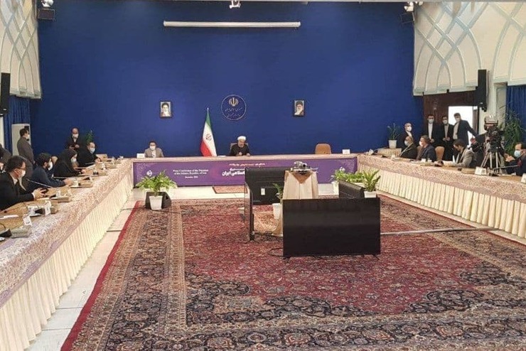 نشست خبری حجت‌الاسلام‌و‌المسلمین حسن روحانی، رئیس جمهور، عصر دوشنبه در سالن بهشتی نهاد ریاست جمهوری با حضور نمایندگان رسانه‌های داخلی و خارجی آغاز شد.